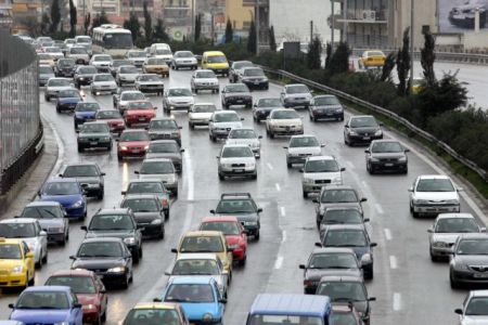 Σημειωτόν τα ΙΧ στις κεντρικές αρτηρίες λόγω βροχής