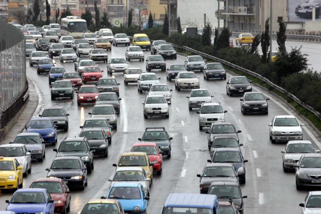 Σημειωτόν τα ΙΧ στις κεντρικές αρτηρίες λόγω βροχής