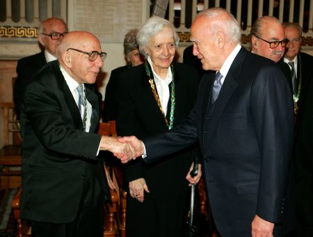 Ο Γ.Καραμπελιάς συνομιλεί με τον ακαδημαϊκό Κων. Δεσποτόπουλο