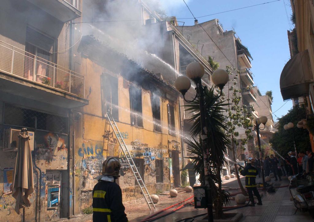 Υπό έλεγχο η φωτιά σε εγκατελειμμένο κτίριο στο κέντρο της Αθήνας