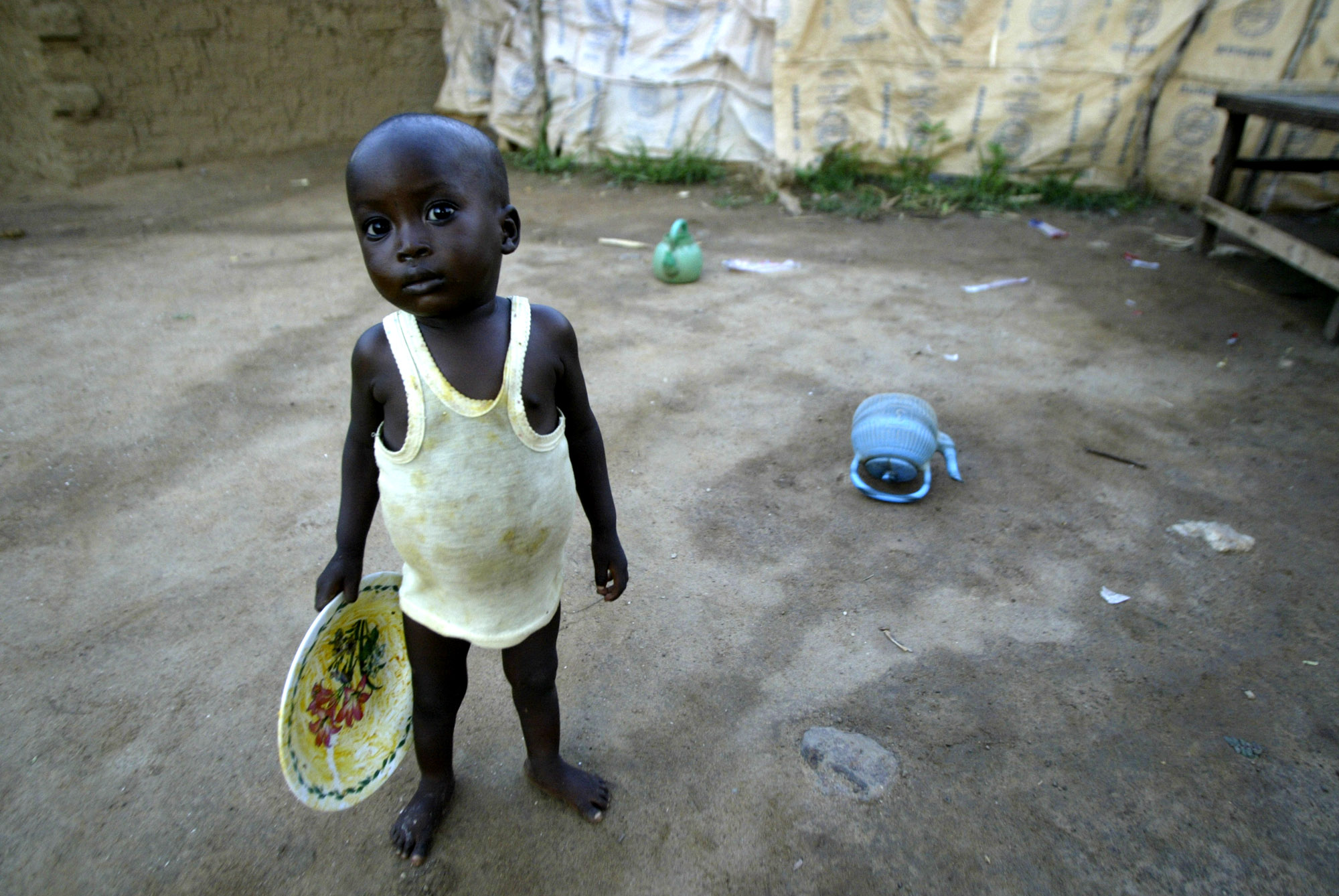 Отшельнику больному страдающему от голода жажды. Голодающие дети Африки худые. Африканские дети голодают. Бедные африканские дети.