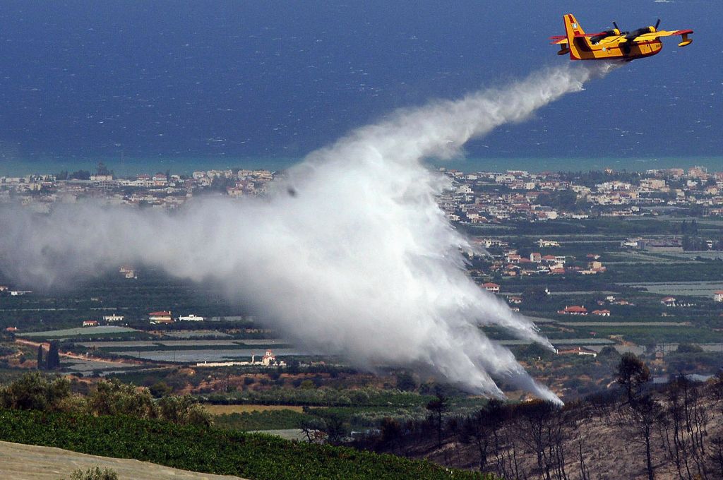 H E.E. αποστέλλει πυροσβεστικά αεροσκάφη