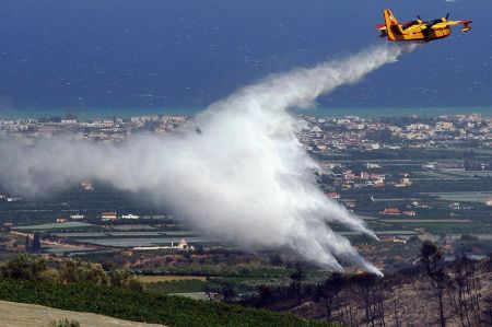 H E.E. αποστέλλει πυροσβεστικά αεροσκάφη