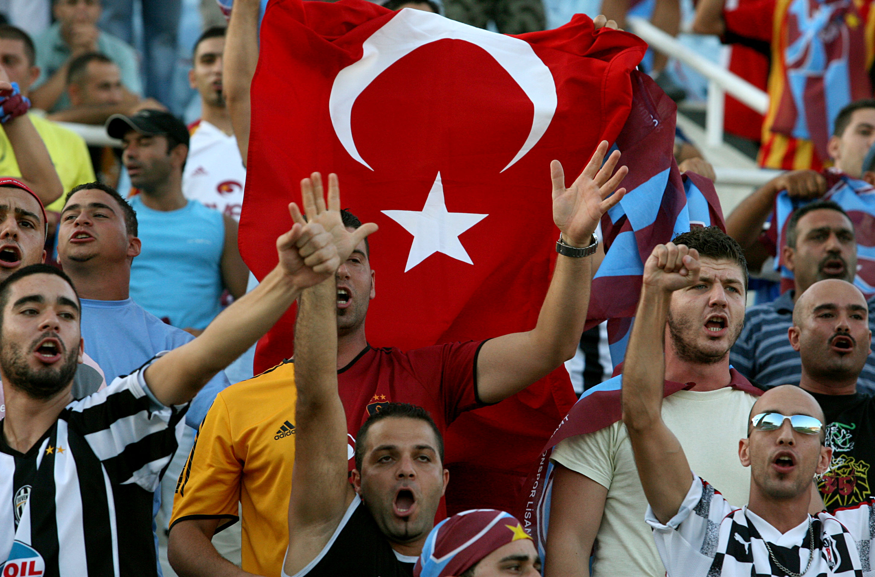 Αλβανοί σήκωσαν τουρκική σημαία σε αγώνα με το ΑΠΟΕΛ