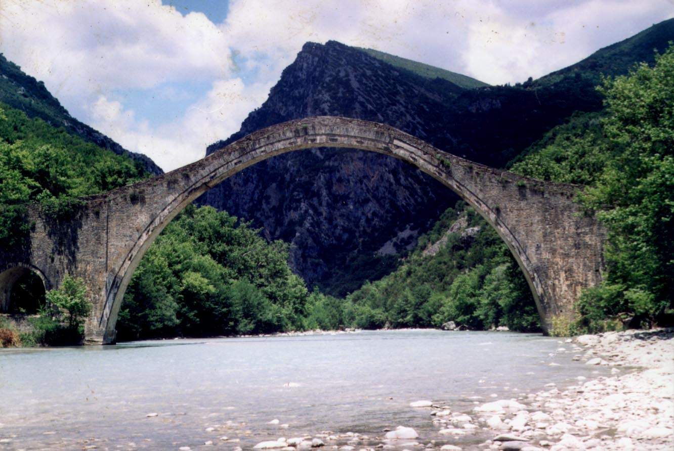 Το ιστορικό γεφύρι της Πλάκας στα Τζουμέρκα