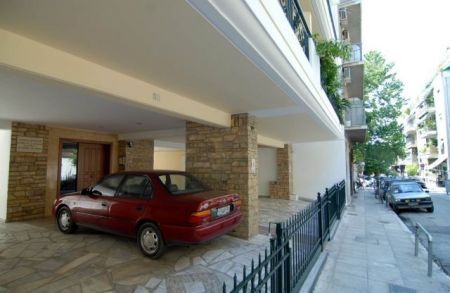 Τι σημαίνει η απόφαση του Πρωτοδικείου για τις θέσεις πάρκινγκ στις πυλωτές