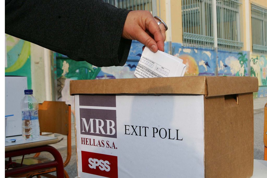 Κοινωνία καχύποπτη και παγιδευμένη