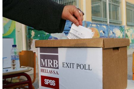 Κοινωνία καχύποπτη και παγιδευμένη