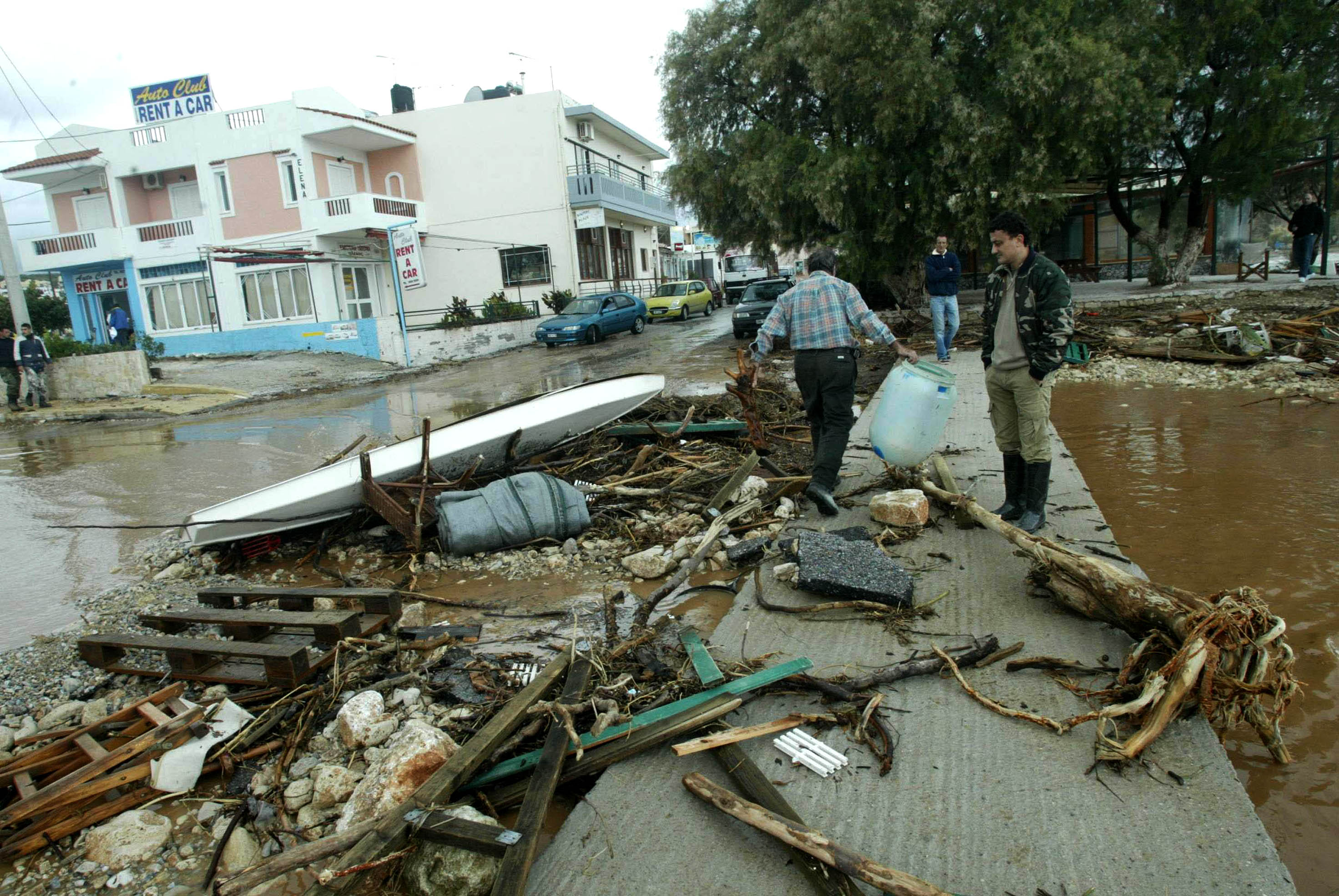 Πλημμύρισαν σπίτια και καταστήματα στα Χανιά