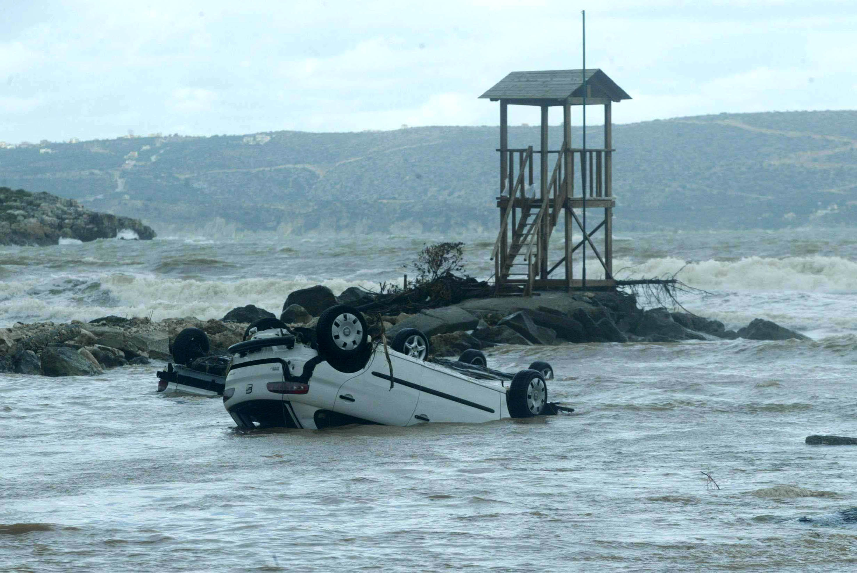 Σαντορίνη: Τρεις νεκροί από πτώση ΙΧ αυτοκινήτου στη θάλασσα