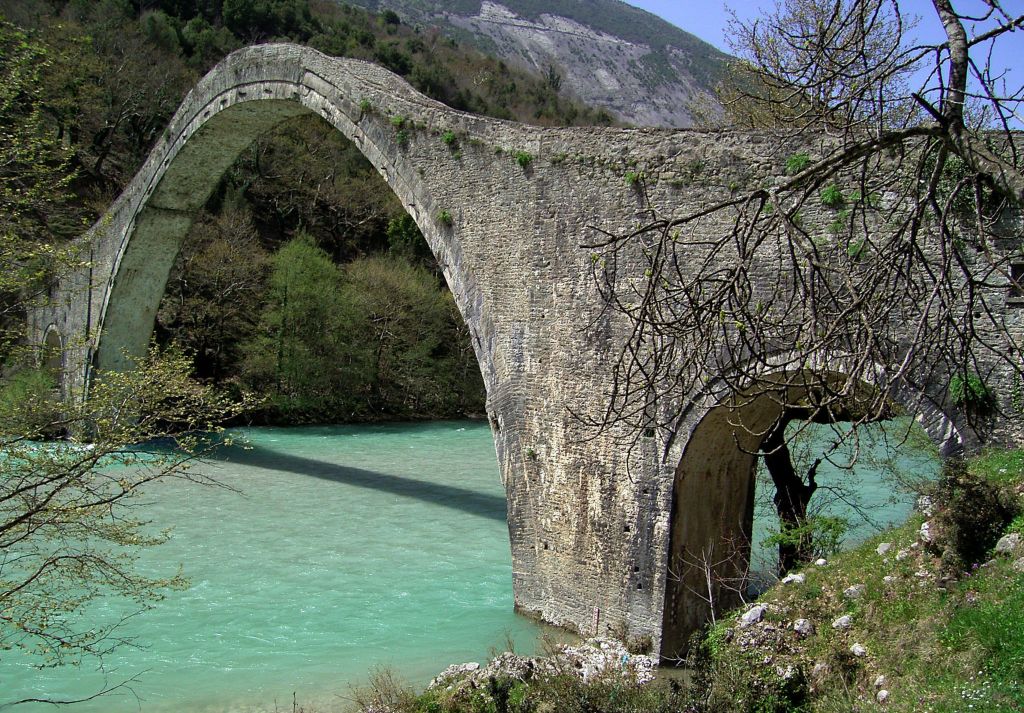 Πρόταση των «Μύλων Λούλη» να αναλάβουν την αναστήλωση του γεφυριού στην Πλάκα