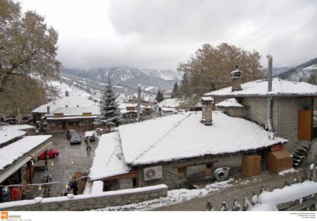 Στα λευκά ντύθηκαν ορεινά χωριά της Ηπείρου