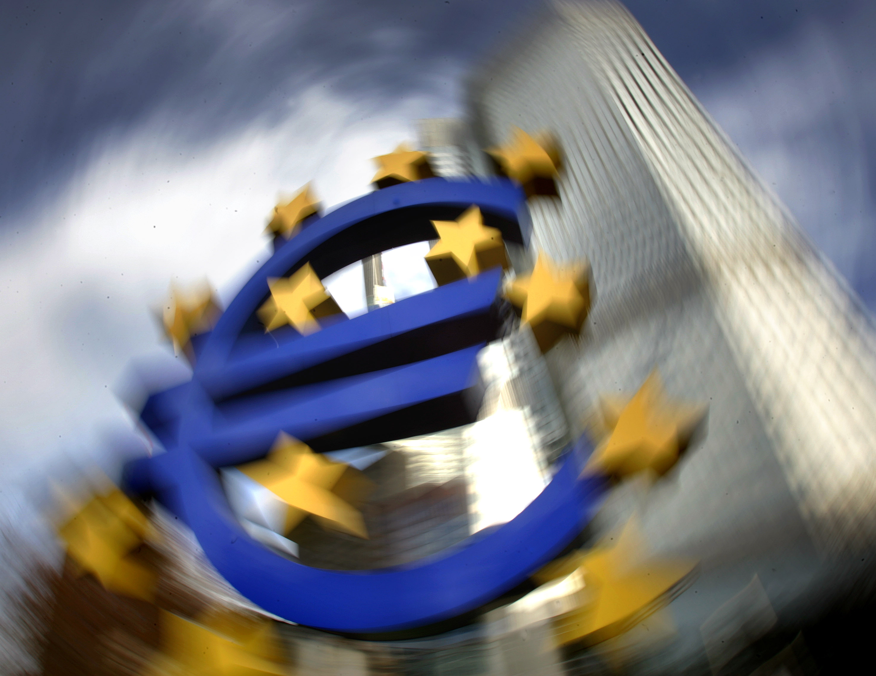 Δύσκολες αποφάσεις μέσα στη θύελλα που πλήττει το ευρώ