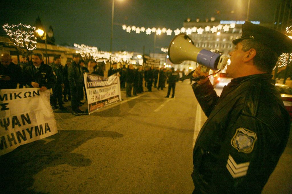 Ένστολη συγκέντρωση αστυνομικών, πυροσβεστών, λιμενικών