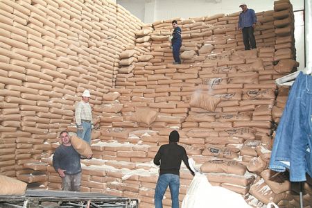 Πικρή… ζάχαρη από την ΕΒΖ για εργαζομένους και παραγωγούς