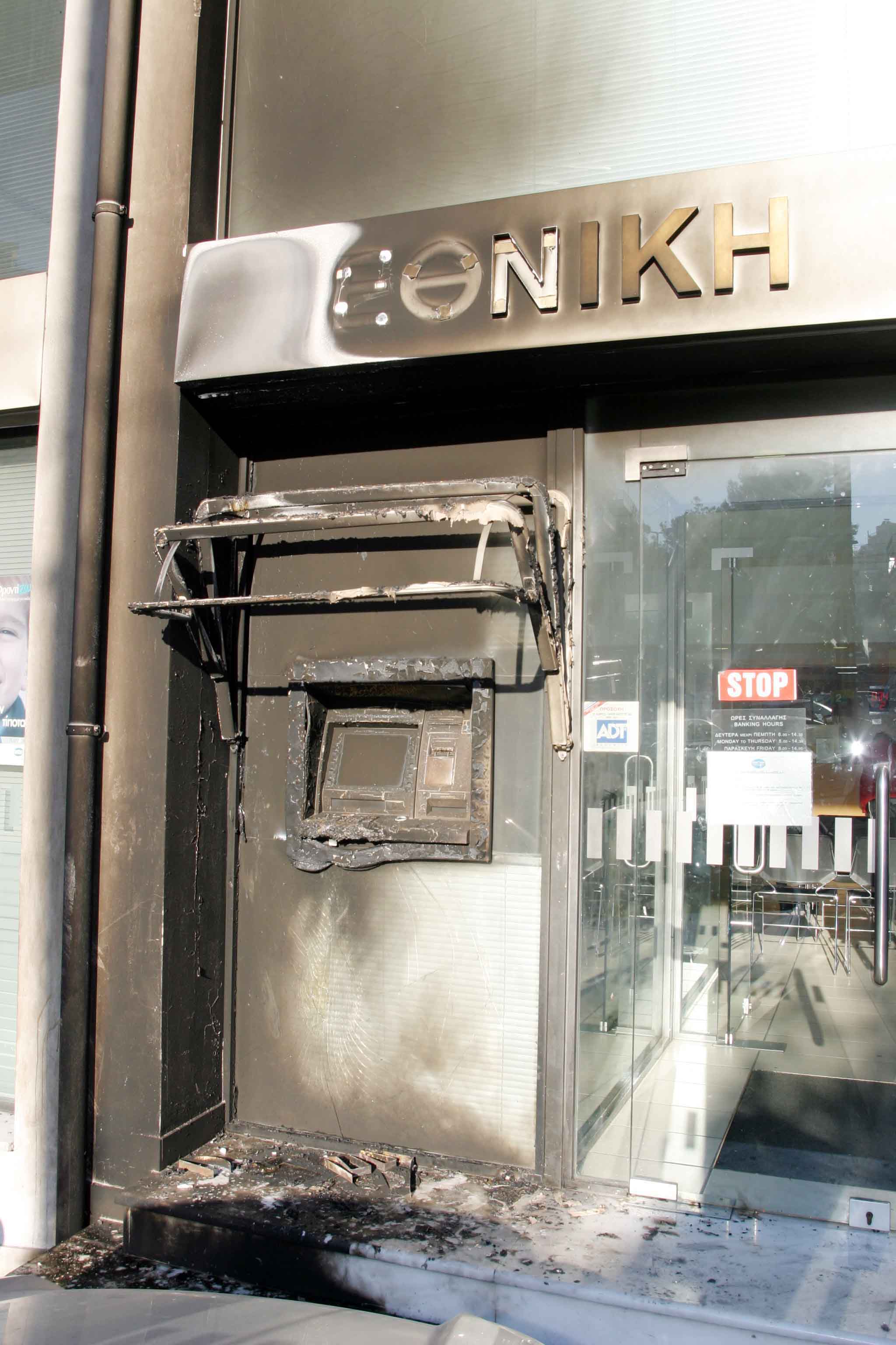 Εμπρηστικές επιθέσεις σε ΑΤΜ τραπεζών σε Λυκόβρυση και Μελίσσια - Ειδήσεις  - νέα - Το Βήμα Online