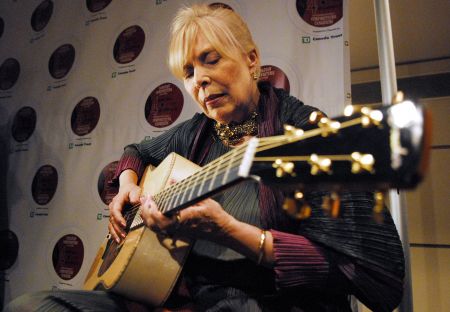 Στην εντατική η καναδή τραγουδοποιός Τζόνι Μίτσελ