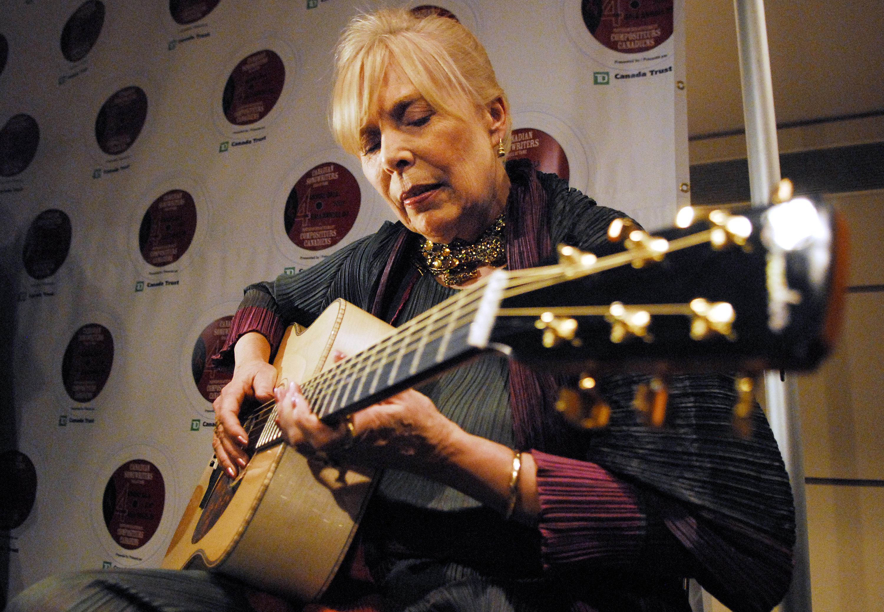 Στην εντατική η καναδή τραγουδοποιός Τζόνι Μίτσελ