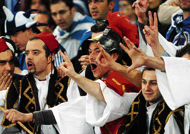 ΤΡΙΚΥΜΙΑ ΣΤΟ ΚΡΑΝΙΟ, φωτιά στο γήπεδο!