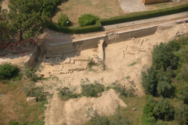 Κάτω από την άσφαλτο το Γυμνάσιο και το ιερό της Δήμητρας Χαμύνης