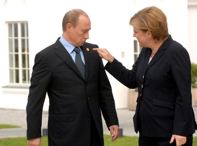Μέρκελ ζήτησε από Πούτιν την απελευθέρωση παρατηρητών ΟΑΣΕ