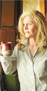 Η Τζούλι Κρίστι επιστρέφει με δράμα στο Γουέστ Εντ