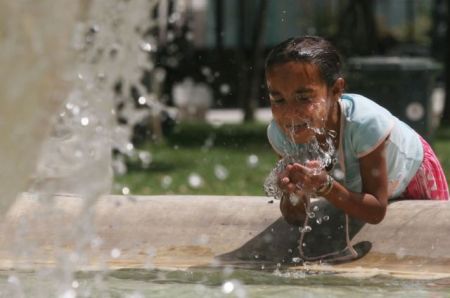 Mini heat wave hits Greece – Temperature to rise to 40c on Tuesday