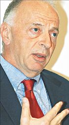 Ποιος είναι ο χειρουργός Ανδρέας Τζάκης