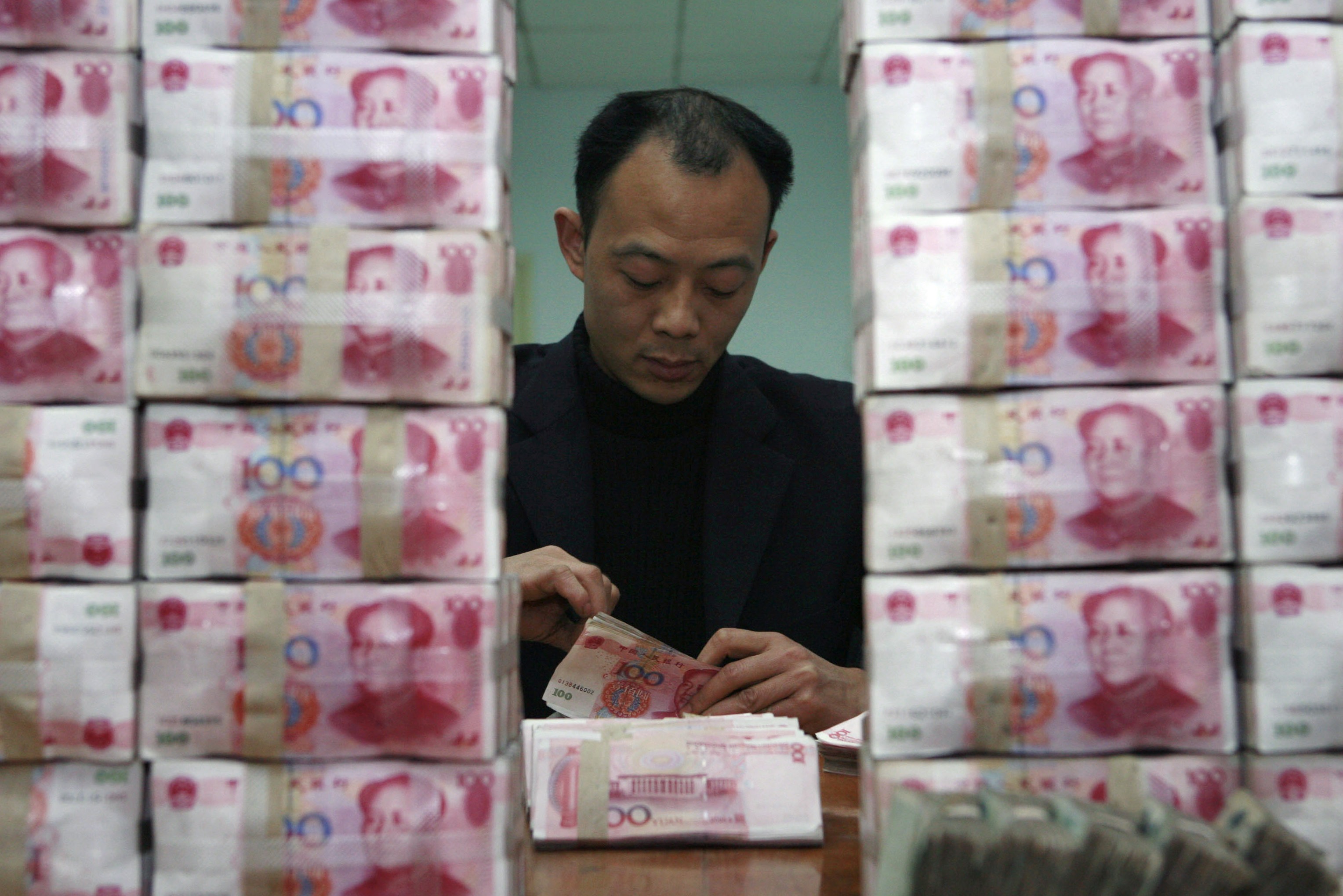 Курс юаня наличные. Китайский юань. Китаец с деньгами. Китайский юань фото. Юань мировая валюта.