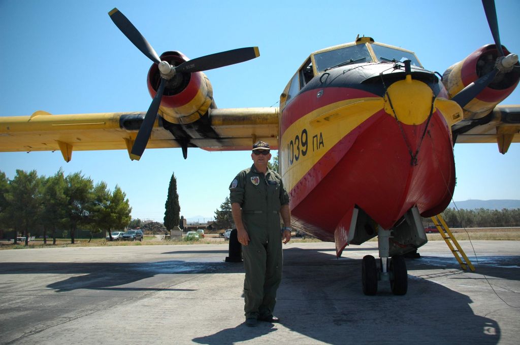 Επίσκεψη Μητσοτάκη στη βάση των καναντέρ