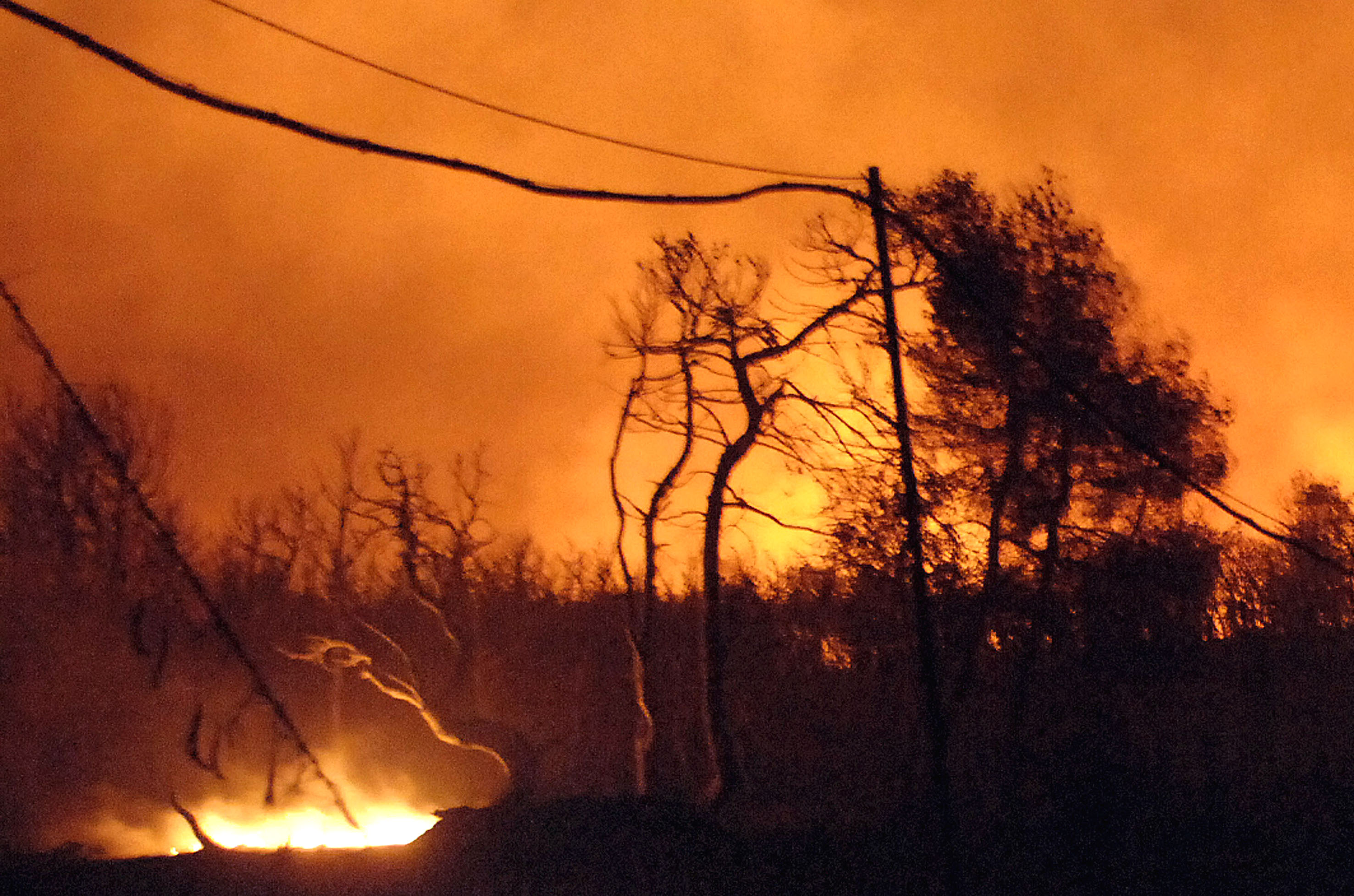 Υπό πλήρη έλεγχο η φωτιά σε Βαρυμπόμπη-Θρακομακεδόνες – Κάηκαν περίπου 10 σπίτια