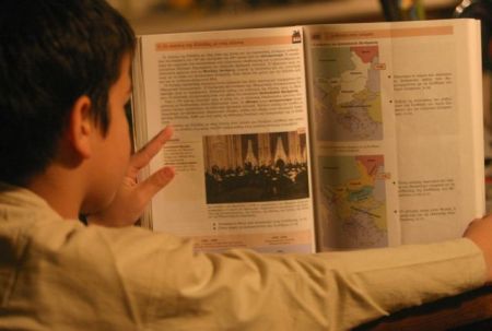 Φιλόλογοι κατά της διδασκαλίας μαθημάτων τους από άλλες ειδικότητες