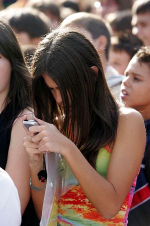 Γαβρόγλου: Απαγορεύει τη χρήση κινητών εντός σχολείου