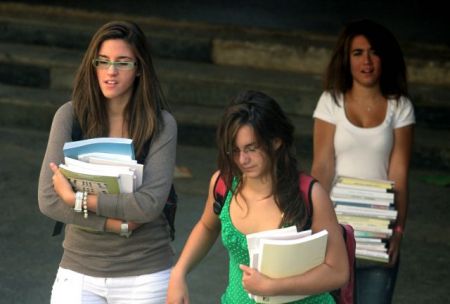Σχολικά βιβλία κάτω από τη βάση