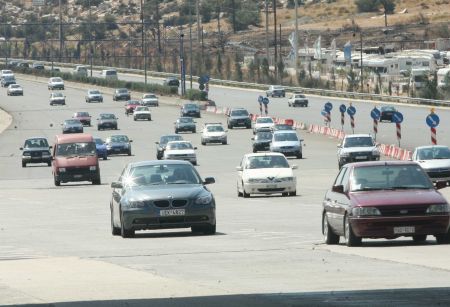 Ξαναγοράζουν αυτοκίνητα οι Ελληνες – Ανακάμπτουν και οι «2 τροχοί»