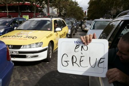 Τουριστικά «αυτοκίνητα με οδηγό» απειλούν τα γαλλικά ταξί