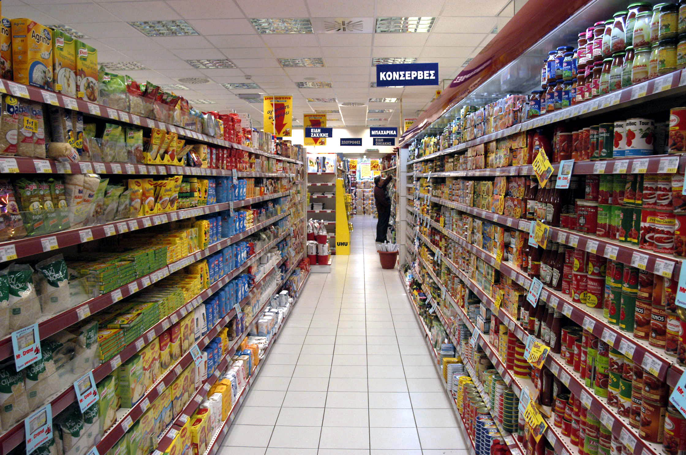 Αυξήσεις σε εισαγόμενα προϊόντα και ελλείψεις στα ράφια «βλέπει» η ΕΣΕΕ