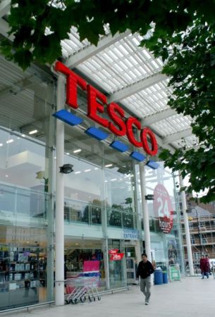 «Μαγείρεψε» τα κέρδη της η αλυσίδα σουπερμάρκετ Tesco