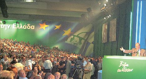 Ο μύθος της δεξιόστροφης πολιτικής Σημίτη