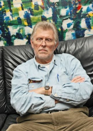 Ο Νίκος Περάκης σε ένα pinboard