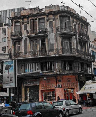 Η εγκατάλειψη είναι ένα από τα βαρίδια που στοιχειώνουν το ιστορικό λιμάνι. Πολλά κτίρια, κάποια παραδοσιακής αρχιτεκτονικής και συχνά διατηρητέα, είναι αφημένα στο έλεος του χρόνου