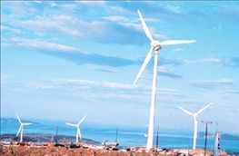 Οταν μειώνεται η ένταση του αέρα, τα αιολικά πάρκα παύουν να παράγουν ρεύμα και να τροφοδοτούν το ηλεκτρικό σύστημα, με αποτέλεσμα αυτό να χάνει την ευστάθειά του. Σύμφωνα με τη ΡΑΕ η εγκατάσταση των αεροστροβίλων θα προσδώσει ευστάθεια στο σύστημα