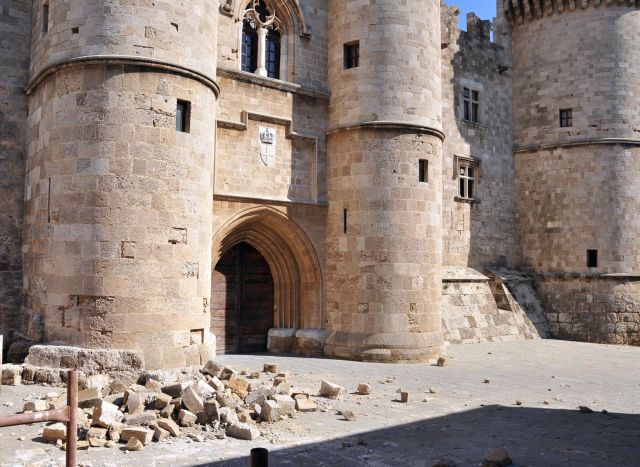 Explosive device goes off in Medieval old town of Rhodes | tovima.gr