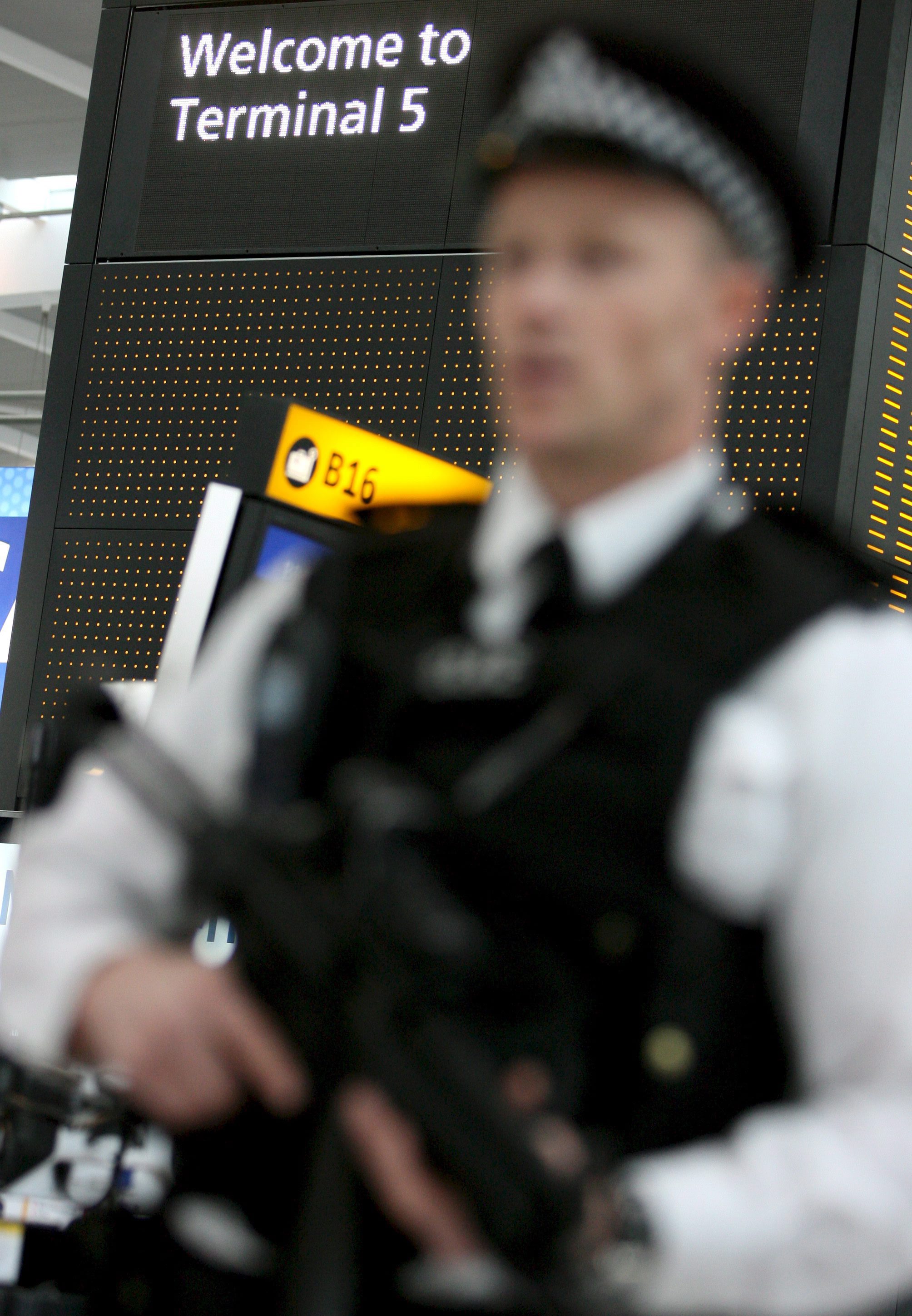 Η Βρετανία αυξάνει τα μέτρα ασφαλείας στις αεροπορικές πτήσεις