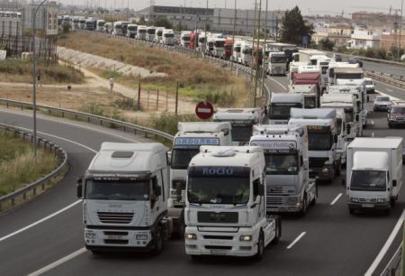 Truck driver federation threatens government with strike action