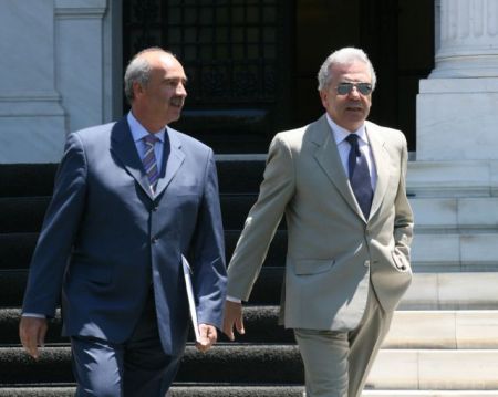 Επιχείρηση συσπείρωσης με φόντο τις γαλάζιες «ανταρσίες»