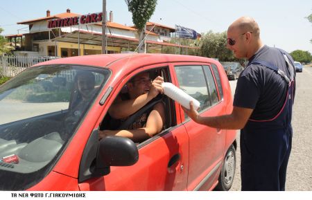 Θεσσαλοί κτηνοτρόφοι μοίρασαν γάλα σε πολίτες