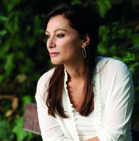 12 ερωτήσεις στη Φιλαρέτη Κομνηνού