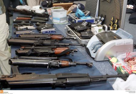 Καμίνια: 57χρονος διατηρούσε μικρό οπλοστάσιο στο σπίτι του