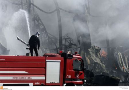 Στις φλόγες εργοστάσιο πλαστικών στην Αθηνών-Λαμίας
